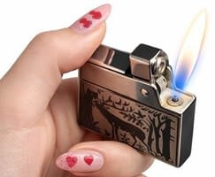 Close-up af metal gaslighter med detaljeret gravering